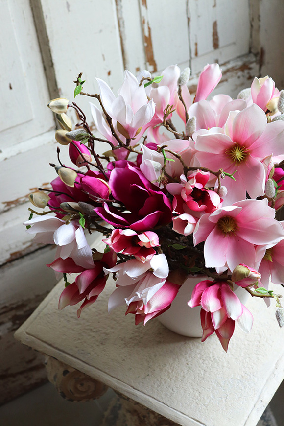 Magnolie Moko, bukiet różowych kwiatów w białym naczyniu, wys.41x42cm 