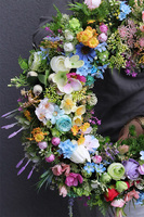 Majowa Łąka Pretana, barwny kwiatowy wianek