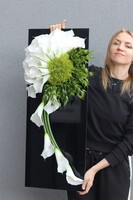 New Design Extra 3, dekoracja nagrobna na czarnej podstawie