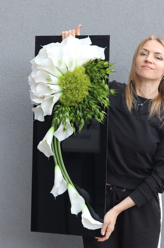 New Design Extra 3, dekoracja nagrobna na czarnej podstawie