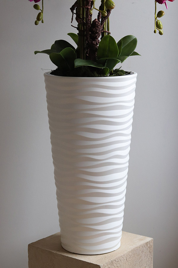 Gizelle Fuksja 2, wysoki sztuczny storczyk w białej donicy