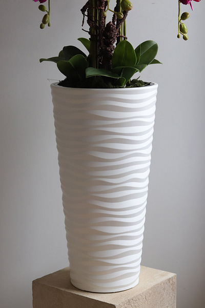 Gizelle Fuksja 2, wysoki sztuczny storczyk w białej donicy