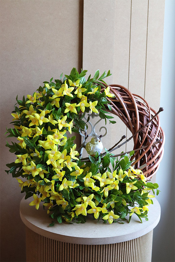 Ptaszek na Forsycji, wielkanocny wianek na drzwi