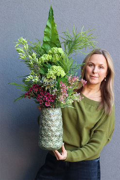 OD RĘKI Nedila Krelita, kompozycja kwiatowa w naczyniu, wys.89cm