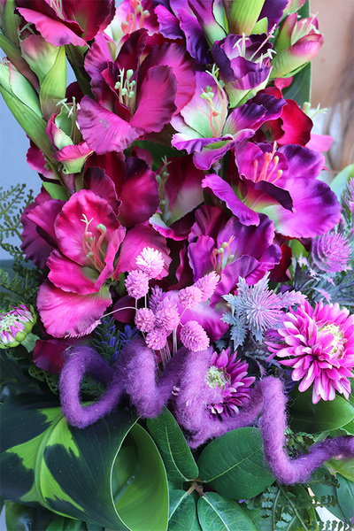 Fioletti, bukiet nagrobny z białymi słonecznikami, dł.74cm