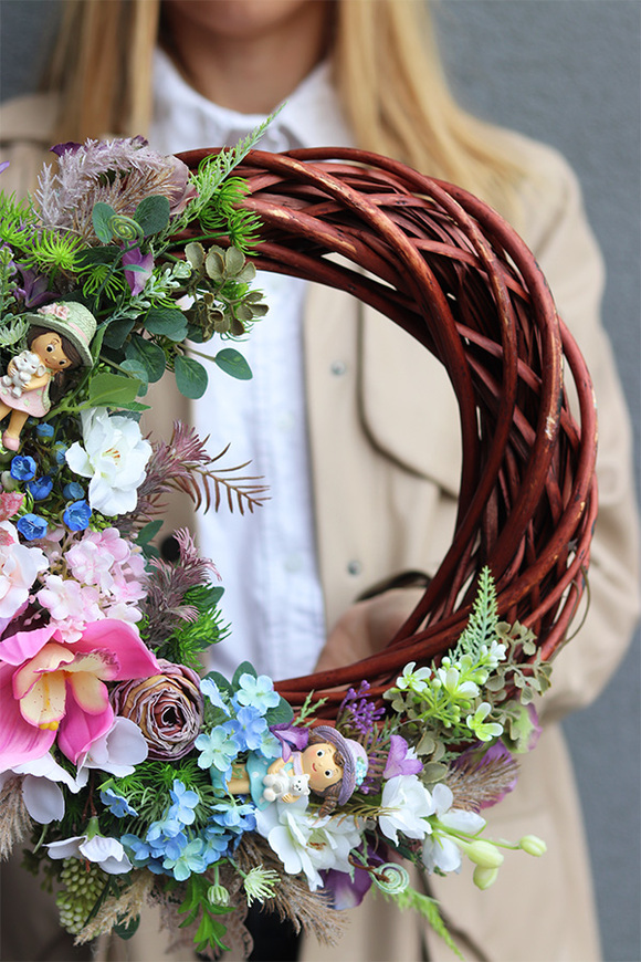 Kreterra, asymetryczny wianek z laleczkami