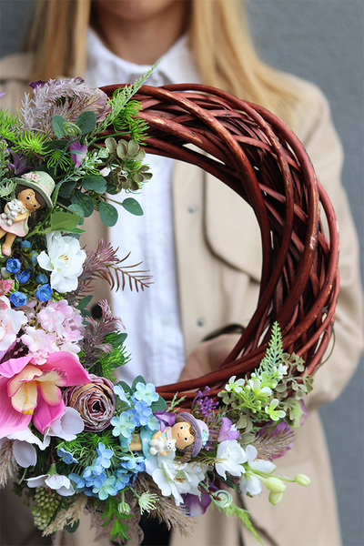 Kreterra, asymetryczny wianek z laleczkami