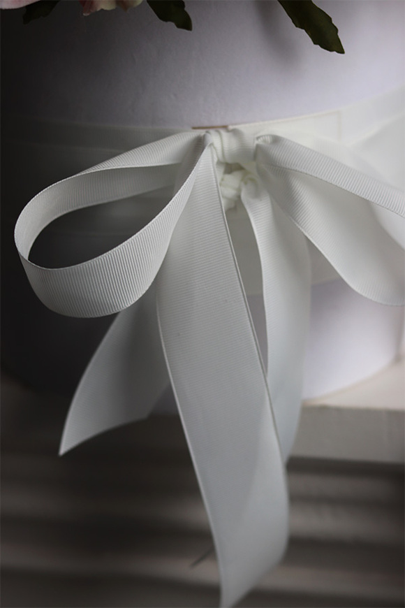 Rosana Benita, flowerbox różany z kokardą