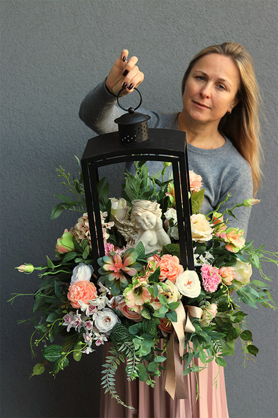 Angelo Garden Creamy Delia, kompozycja kwiatowa z lampionem