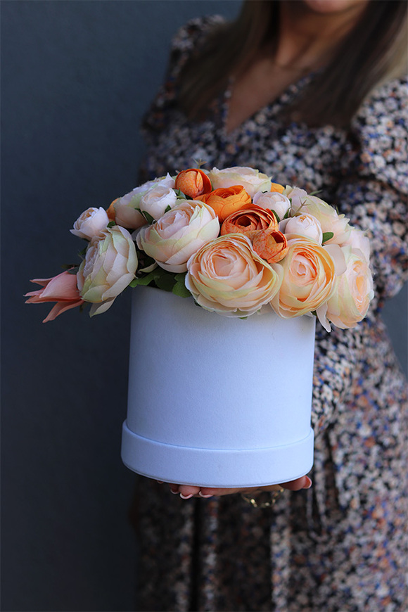 Orangina, flowerbox z pomarańczowymi kwiatami