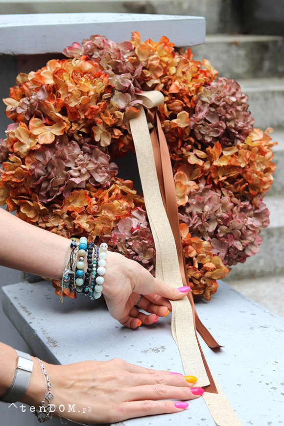 Fall Hydrangeas 3, wianek na drzwi z pomarańczowych hortensji	