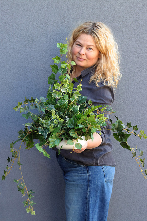 Pianola Ivy, zielona kompozycja z bluszczem w misie