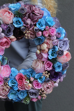 Pranella Blue, efektowny wianek z niebieskimi różami, śr.50cm