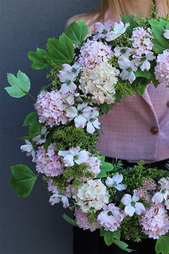 OD RĘKI Kalina Light Pink, dekoracyjny wianek na drzwi, śr.57cm 