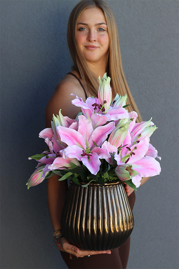 Liliowe Hilton, kompozycja kwiatowa w naczyniu
