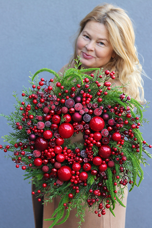 Otuleni Świętami, czerwony świąteczny wianek, 