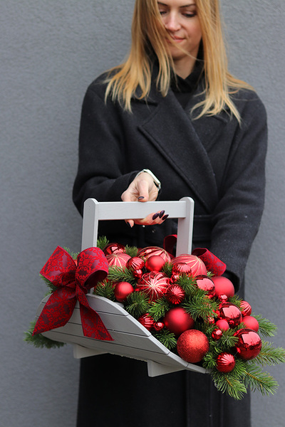 Świąteczna Nowina, gwiazdkowa kompozycja nagrobna w koszu