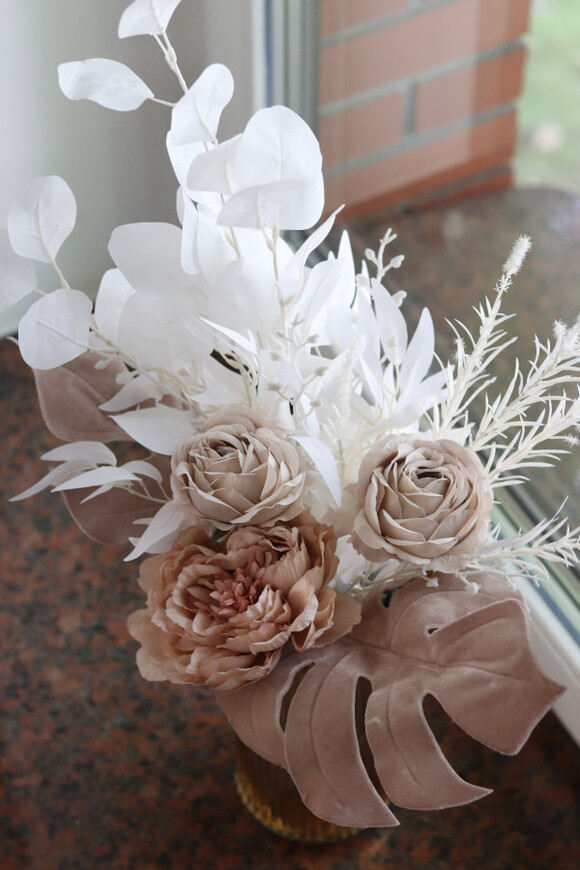 Laguel Golden November 2, kompozycja kwiatowa w wazonie