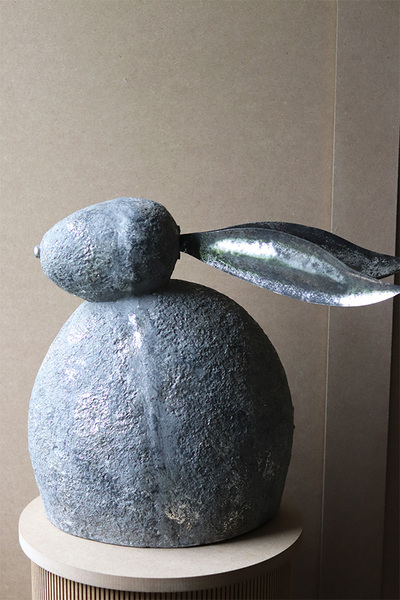 Modern C, duży zajączek wielkanocny figurka metalowa