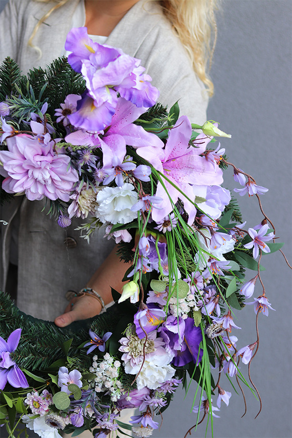 Gretta Violet 2, wieniec nagrobny z fioletowymi kwiatami