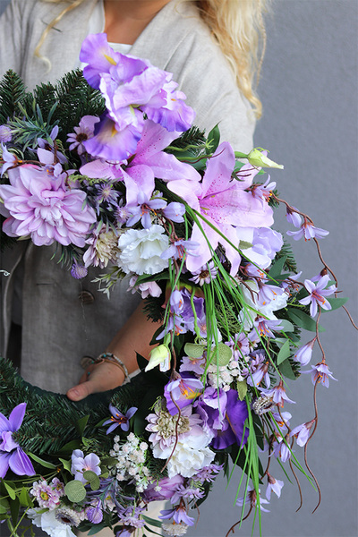 Gretta Violet 2, wieniec nagrobny z fioletowymi kwiatami