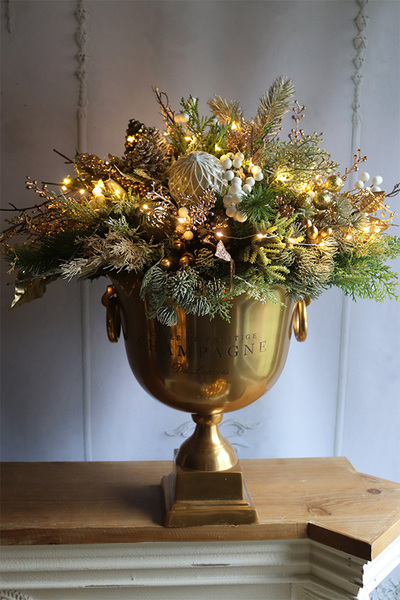 Elegancja Zimowa, kompozycja kwiatowa w złotym coolerze