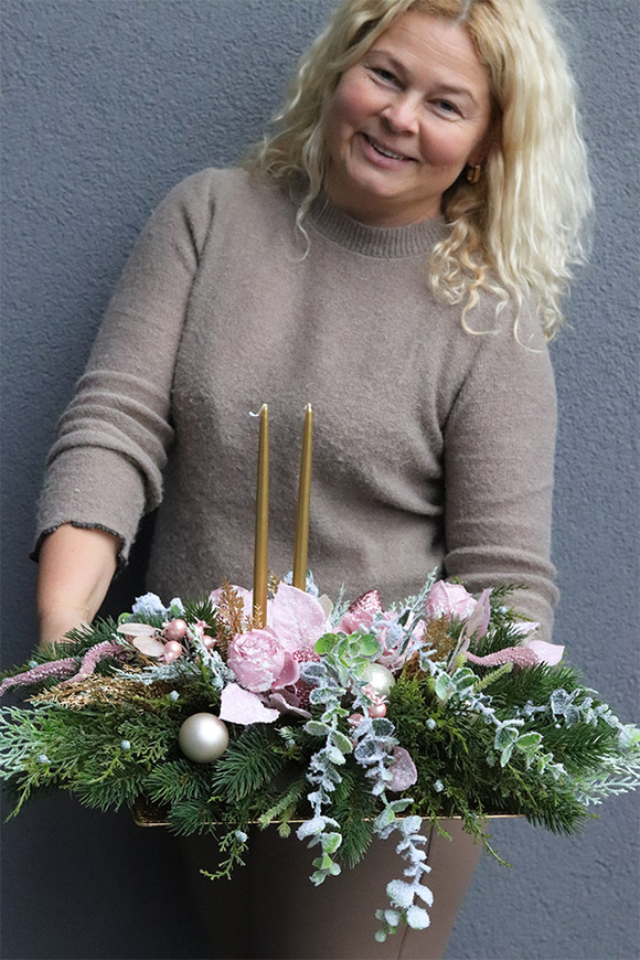 Pink Pastel Christmas, świąteczny stroik ze świecami na tacce