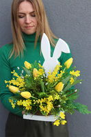 Żółta Wielkanoc, kompozycja nagrobna z zającem