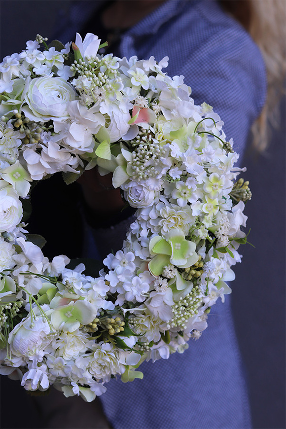 Wiosenne Mgły, dekoracyjny wianek z białymi hortensjami