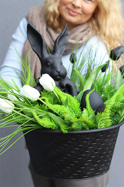 Black Easter, stroik wielkanocny w metalowym koszu, wym.48x60cm