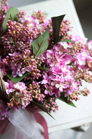 Poetica, kosz z różowymi bzami