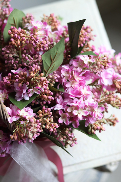 Poetica, kosz z różowymi bzami