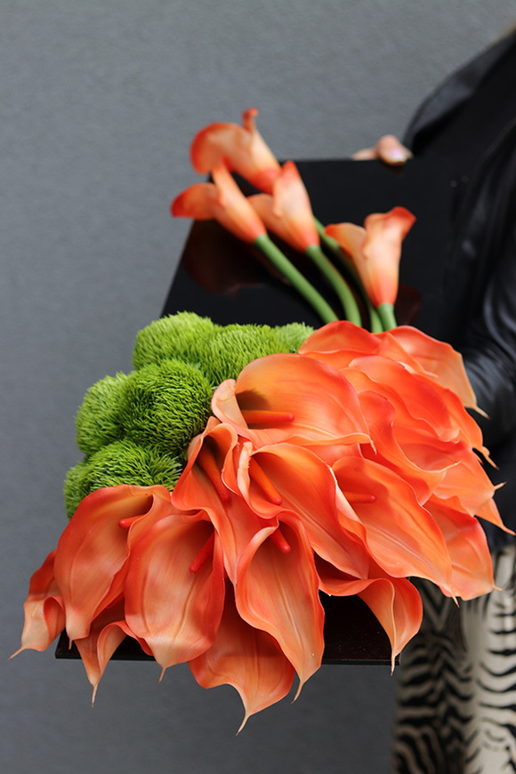 New Design Orange, dekoracja nagrobna na czarnej podstawie, wym.70x25cm