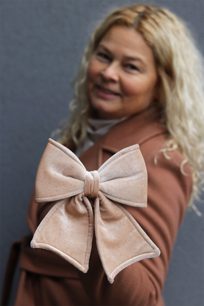 Decoratoria Beige, welurowa kokarda zawieszka