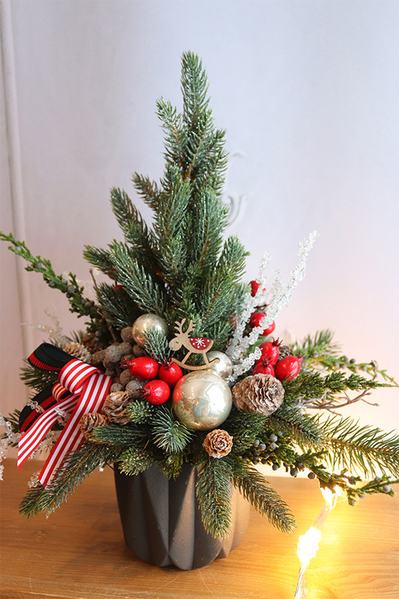 Deluro Design, realistyczna choinka świąteczna w donicy
