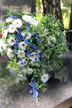 Blue Heart, wiązanka nagrobna w kształcie serca, dł.84cm 