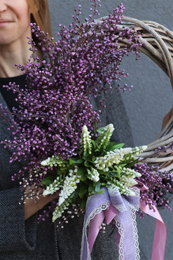 Szafirkowo Spring Violet, asymetryczny wianek na drzwi, rozp.40cm 