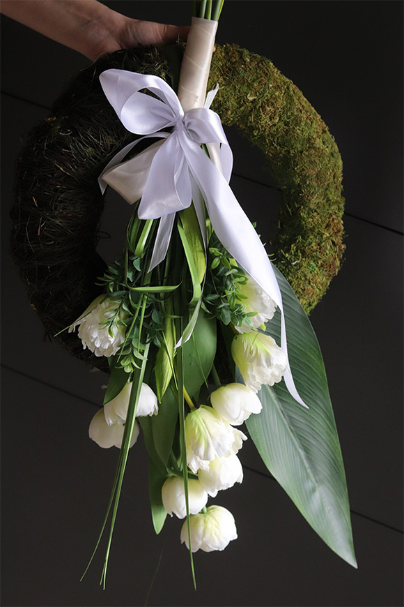 Jevina White Tulips, wieniec nagrobny z białymi kwiatami