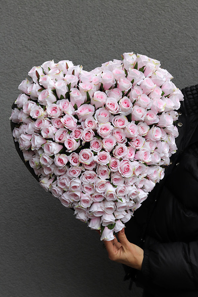 Różane Pink Volcan, dekoracja nagrobna serce