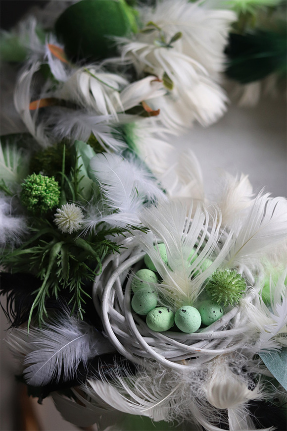 Wielkanoc w domu, wiosenny wianek dekoracyjny