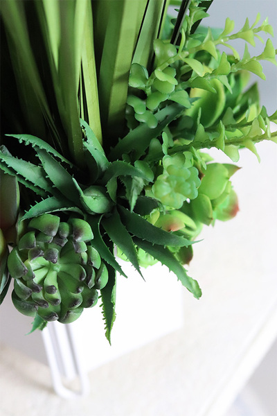 Berusto Design, sztuczna trawa z sukulentami w białej donicy, wys.94cm