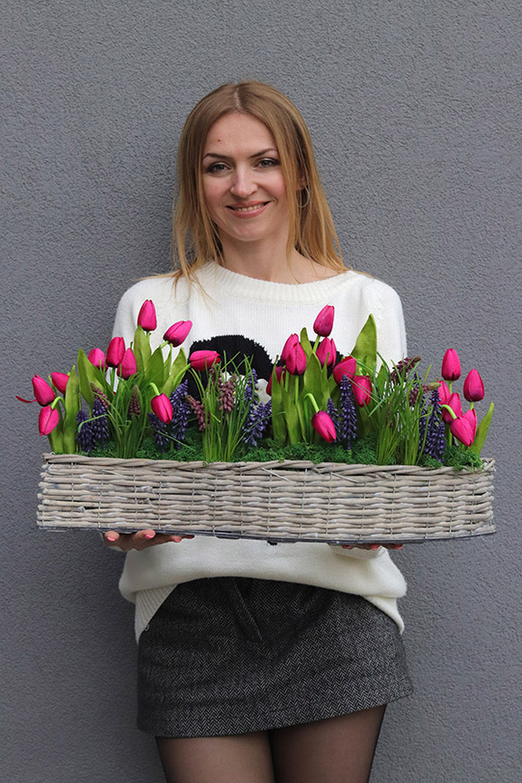 Tulipaneczki, kompozycja nagrobna w koszu