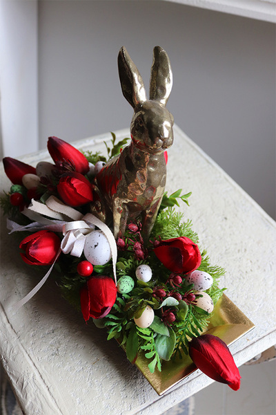 Red Easter, stroik wielkanocny zajączek w tulipanach