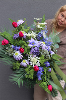 Blue Spring, wiązanka nagrobna z tulipanami