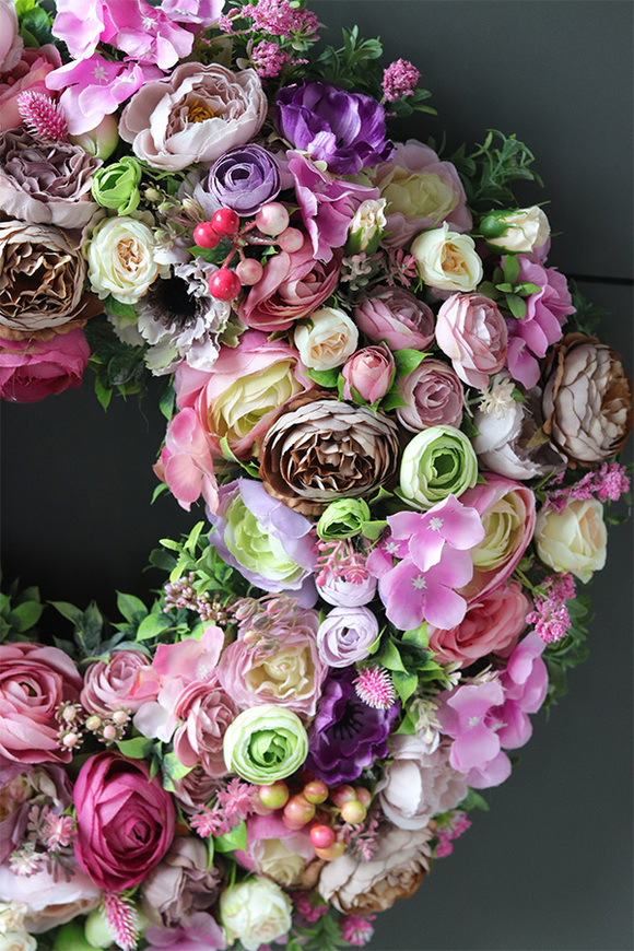 Neriala, piękny kwiatowy wianek na drzwi