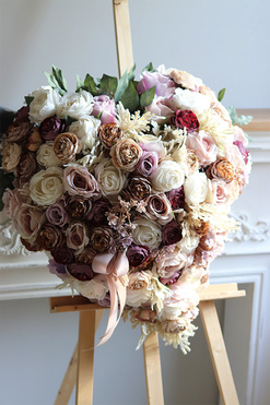 Mortario Delania, bogata wiązanka nagrobna serce, wym.56x56cm 