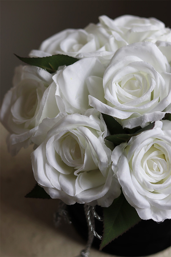 Biel Kwiatów Roses, flowerbox welurowy z białymi różami	