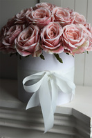 Rosana Benita, flowerbox różany z kokardą