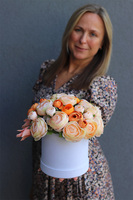 Orangina, flowerbox z pomarańczowymi kwiatami