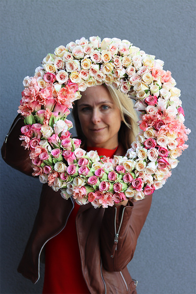 Roses Mercedes, dekoracyjny wianek na drzwi